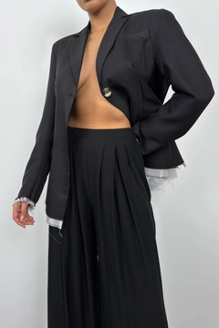 Hurtowa modelka nosi bla11523-pleated-wide-fit-trousers-black, turecka hurtownia Spodnie firmy Black Fashion