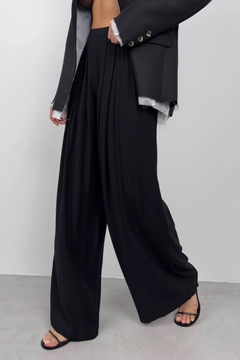 A wholesale clothing model wears bla11523-pleated-wide-fit-trousers-black, Turkish wholesale Pants of Black Fashion
