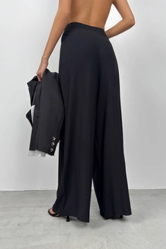 Una modelo de ropa al por mayor lleva bla11523-pleated-wide-fit-trousers-black, Pantalón turco al por mayor de Black Fashion