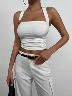 Bir model, Black Fashion toptan giyim markasının bla11533-cross-strap-blouse-ecru toptan Crop Top ürününü sergiliyor.
