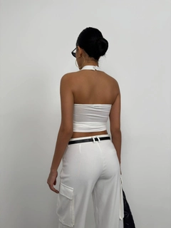 Bir model, Black Fashion toptan giyim markasının bla11533-cross-strap-blouse-ecru toptan Crop Top ürününü sergiliyor.