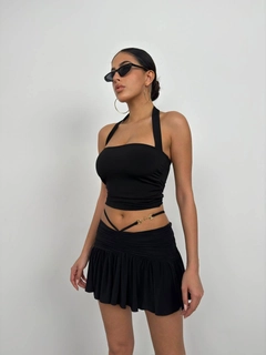 Una modelo de ropa al por mayor lleva bla11534-cross-strap-blouse-black, Blusa turco al por mayor de Black Fashion