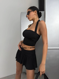 Ένα μοντέλο χονδρικής πώλησης ρούχων φοράει bla11534-cross-strap-blouse-black, τούρκικο Crop top χονδρικής πώλησης από Black Fashion