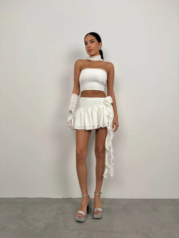 A wholesale clothing model wears  Rose Detail Flounce Skirt - Ecru
, Turkish wholesale Skirt of Black Fashion