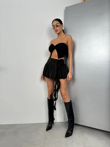 A wholesale clothing model wears  Rose Detail Flounce Skirt - Black
, Turkish wholesale Skirt of Black Fashion