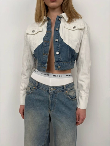 Bir model, Black Fashion toptan giyim markasının  Çift Renkli Crop Denim Ceket - Beyaz
 toptan Kot Ceket ürününü sergiliyor.