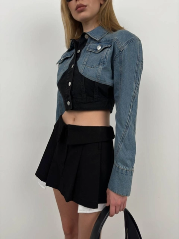A wholesale clothing model wears  Double Color Crop Denim Jacket - Black
, Turkish wholesale Denim Jacket of Black Fashion