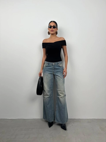Bir model, Black Fashion toptan giyim markasının  Çapraz Kayık Yaka Bodysuit - Siyah
 toptan Bodysuit ürününü sergiliyor.