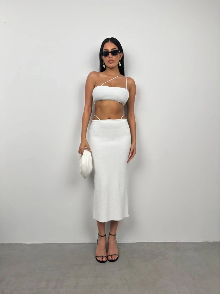 A wholesale clothing model wears bla11559-strapless-textured-crop-top-with-strap-detail-ecru, Turkish wholesale Crop Top of Black Fashion