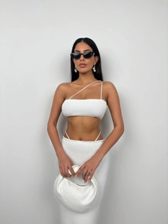 A wholesale clothing model wears bla11559-strapless-textured-crop-top-with-strap-detail-ecru, Turkish wholesale Crop Top of Black Fashion