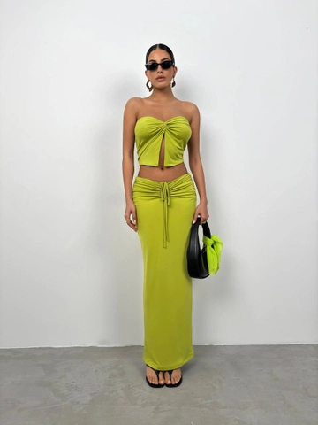 Bir model, Black Fashion toptan giyim markasının  Büzgü Detay Maxi Etek - Yeşil
 toptan  ürününü sergiliyor.