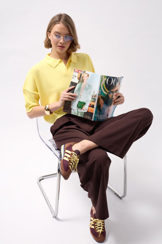 Black Fashion Blouse Met Polokraag En Cropstructuur Geel Groothandel Kleding Casual