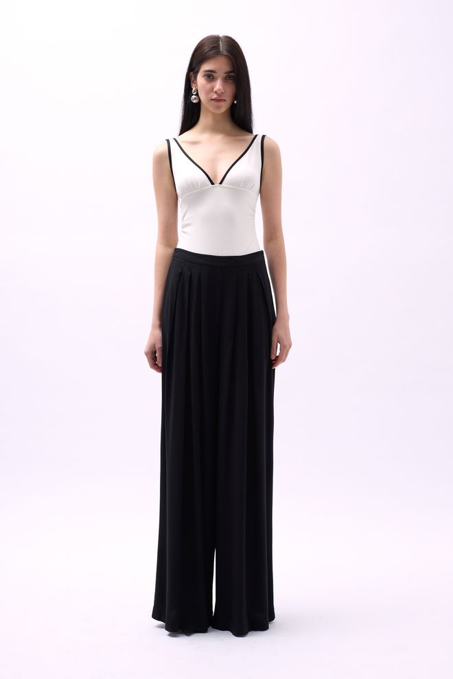 Black Fashion Romper Met V hals En Bibdetail Wit Groothandel Kleding Casual