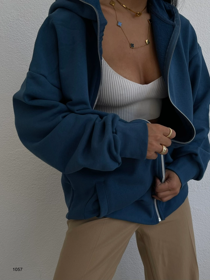 Bir model, Black Fashion toptan giyim markasının 37713 - Sweatshirt - Navy Blue toptan Hoodie ürününü sergiliyor.