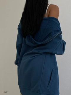 Hurtowa modelka nosi 37713 - Sweatshirt - Navy Blue, turecka hurtownia Bluza z kapturem firmy Black Fashion