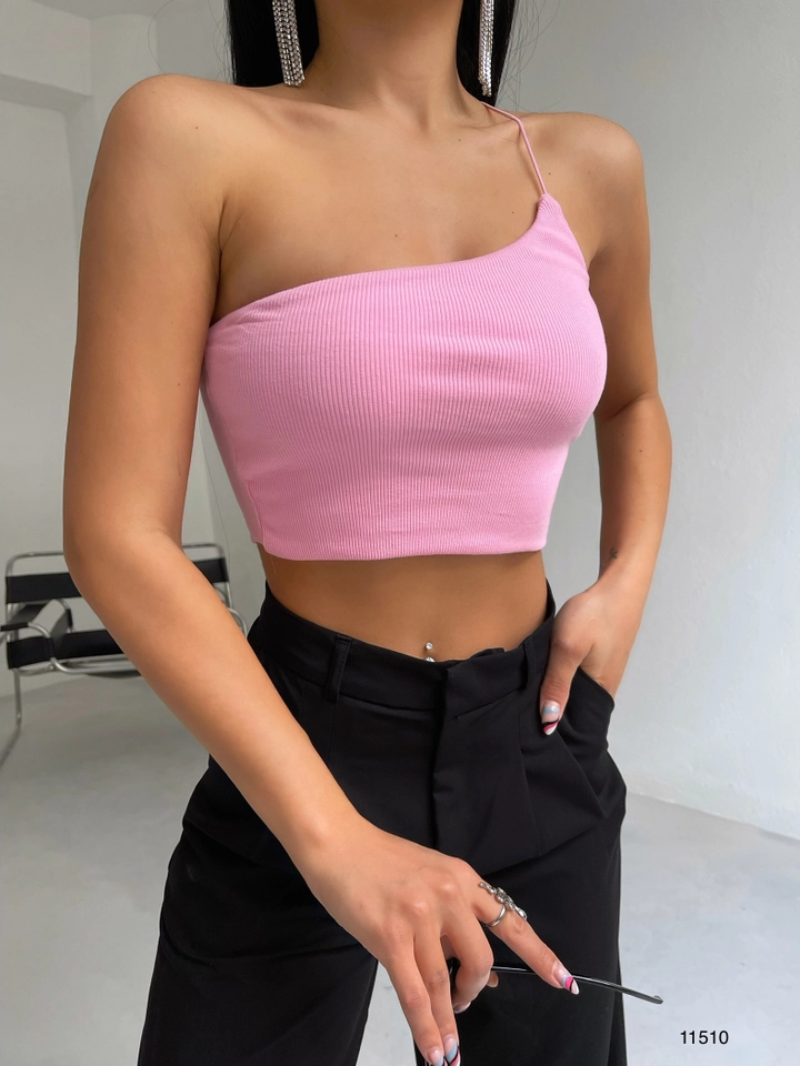 Ένα μοντέλο χονδρικής πώλησης ρούχων φοράει 37747 - Crop Top - Pink, τούρκικο Crop top χονδρικής πώλησης από Black Fashion