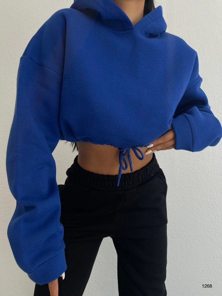 Bir model, Black Fashion toptan giyim markasının 37877 - Crop Sweatshirt - Blue toptan Hoodie ürününü sergiliyor.