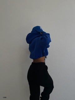 Ein Bekleidungsmodell aus dem Großhandel trägt 37877 - Crop Sweatshirt - Blue, türkischer Großhandel Kapuzenpulli von Black Fashion