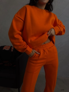 Bir model, Black Fashion toptan giyim markasının 37887 - Tracksuit - Orange toptan Eşofman Takımı ürününü sergiliyor.