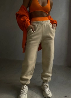 Ein Bekleidungsmodell aus dem Großhandel trägt 37907 - Sweatpants - Beige, türkischer Großhandel Jogginghose von Black Fashion