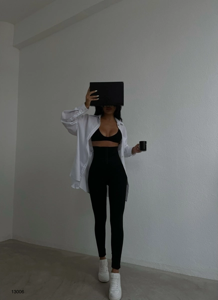 A model wears 37936 - Leggings - Black, wholesale Leggings of Black Fashion to display at Lonca