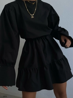 Bir model, Black Fashion toptan giyim markasının 38422 - Suit - Black toptan Takım ürününü sergiliyor.