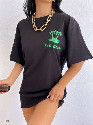 A model wears 38442 - Tshirt - Black, wholesale undefined of Black Fashion to display at Lonca