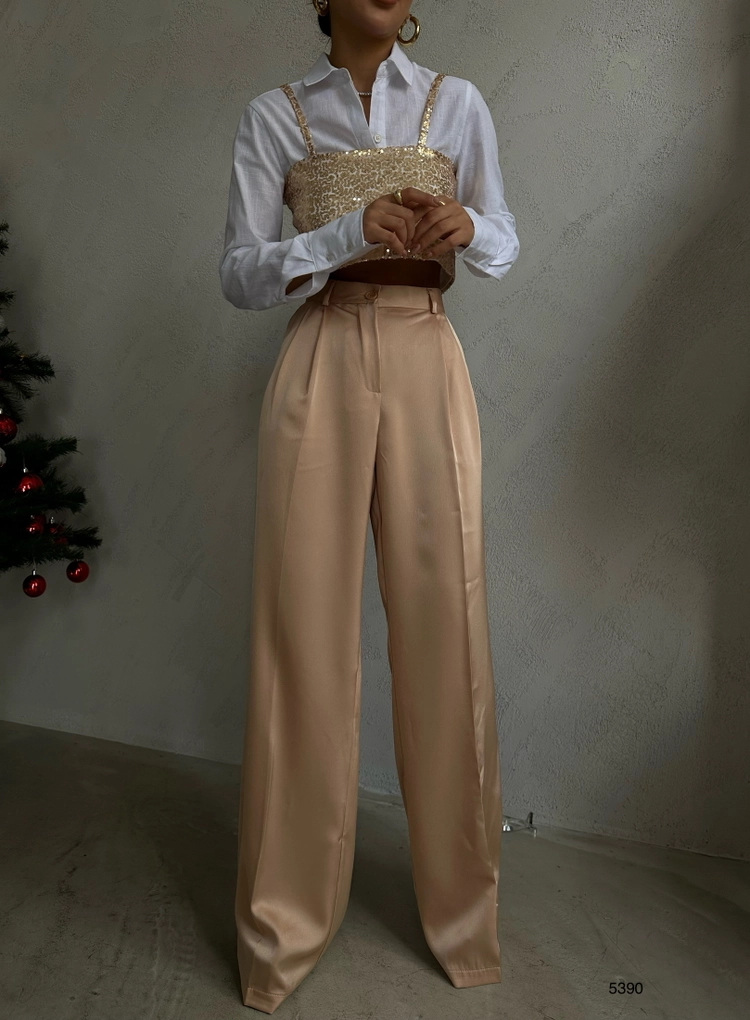 A model wears 38541 - Pants - Beige, wholesale Pants of Black Fashion to display at Lonca