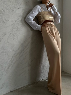 Ένα μοντέλο χονδρικής πώλησης ρούχων φοράει 38541 - Pants - Beige, τούρκικο Παντελόνι χονδρικής πώλησης από Black Fashion