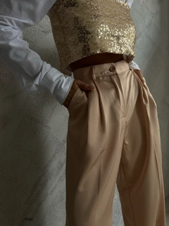 Ένα μοντέλο χονδρικής πώλησης ρούχων φοράει 38541 - Pants - Beige, τούρκικο Παντελόνι χονδρικής πώλησης από Black Fashion