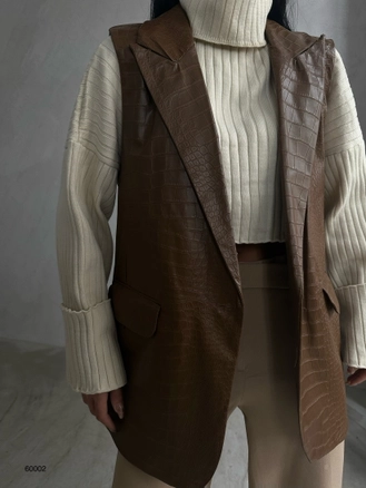 A model wears 38559 - Vest - Camel, wholesale undefined of Black Fashion to display at Lonca