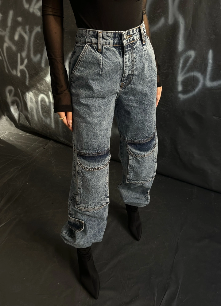 Bir model, Black Fashion toptan giyim markasının 38578 - Jeans - Blue toptan Kot Pantolon ürününü sergiliyor.