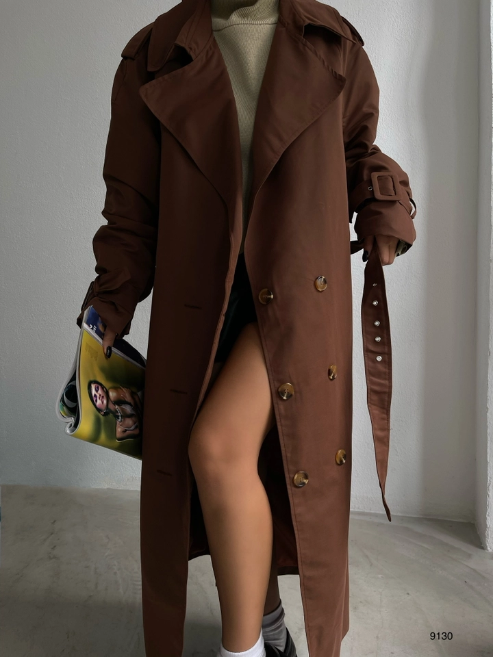 Bir model, Black Fashion toptan giyim markasının 38812 - Trenchcoat - Brown toptan Trençkot ürününü sergiliyor.