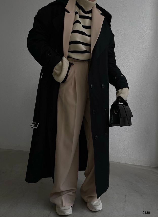 A model wears 38814 - Trenchcoat - Black, wholesale Trenchcoat of Black Fashion to display at Lonca