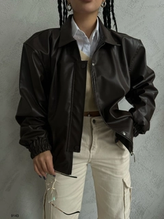 Una modella di abbigliamento all'ingrosso indossa 38829 - Coat - Brown, vendita all'ingrosso turca di Cappotto di Black Fashion