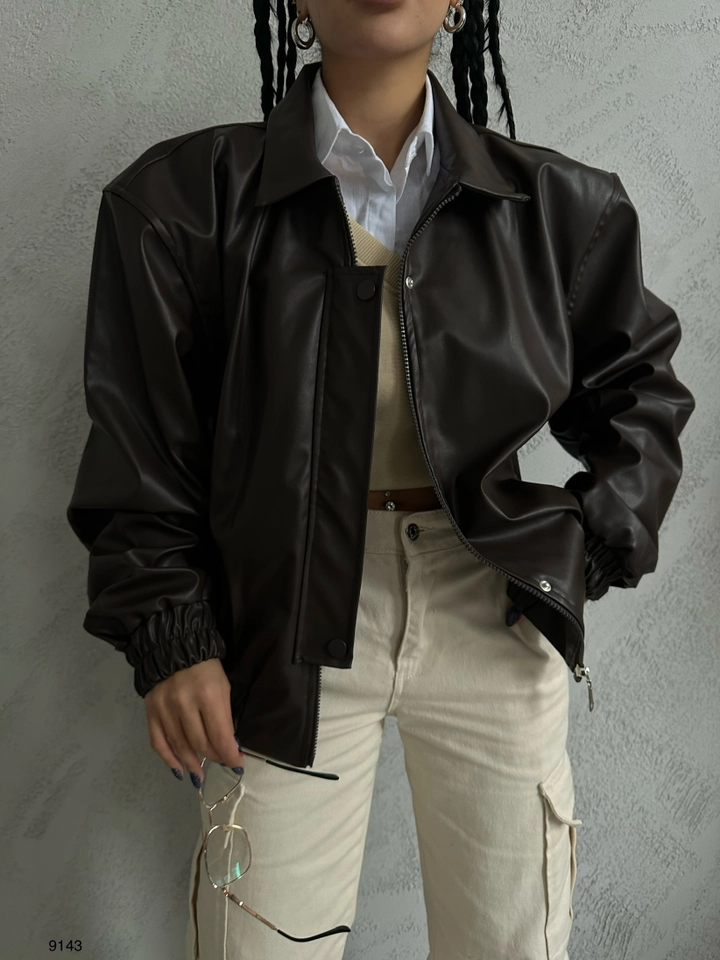 Bir model, Black Fashion toptan giyim markasının 38829 - Coat - Brown toptan Kaban ürününü sergiliyor.