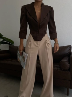 Ένα μοντέλο χονδρικής πώλησης ρούχων φοράει 38866 - Jacket - Brown, τούρκικο Μπουφάν χονδρικής πώλησης από Black Fashion