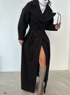 Bir model, Black Fashion toptan giyim markasının 38896 - Coat - Black toptan Kaban ürününü sergiliyor.