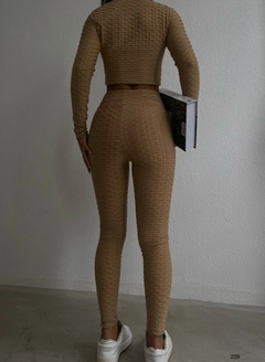 Un mannequin de vêtements en gros porte 38141 - Tracksuit - Beige, Survêtement en gros de Black Fashion en provenance de Turquie