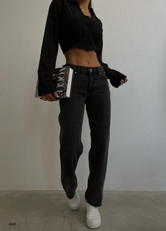 Bir model, Black Fashion toptan giyim markasının 38278 - Jeans - Fume toptan Kot Pantolon ürününü sergiliyor.