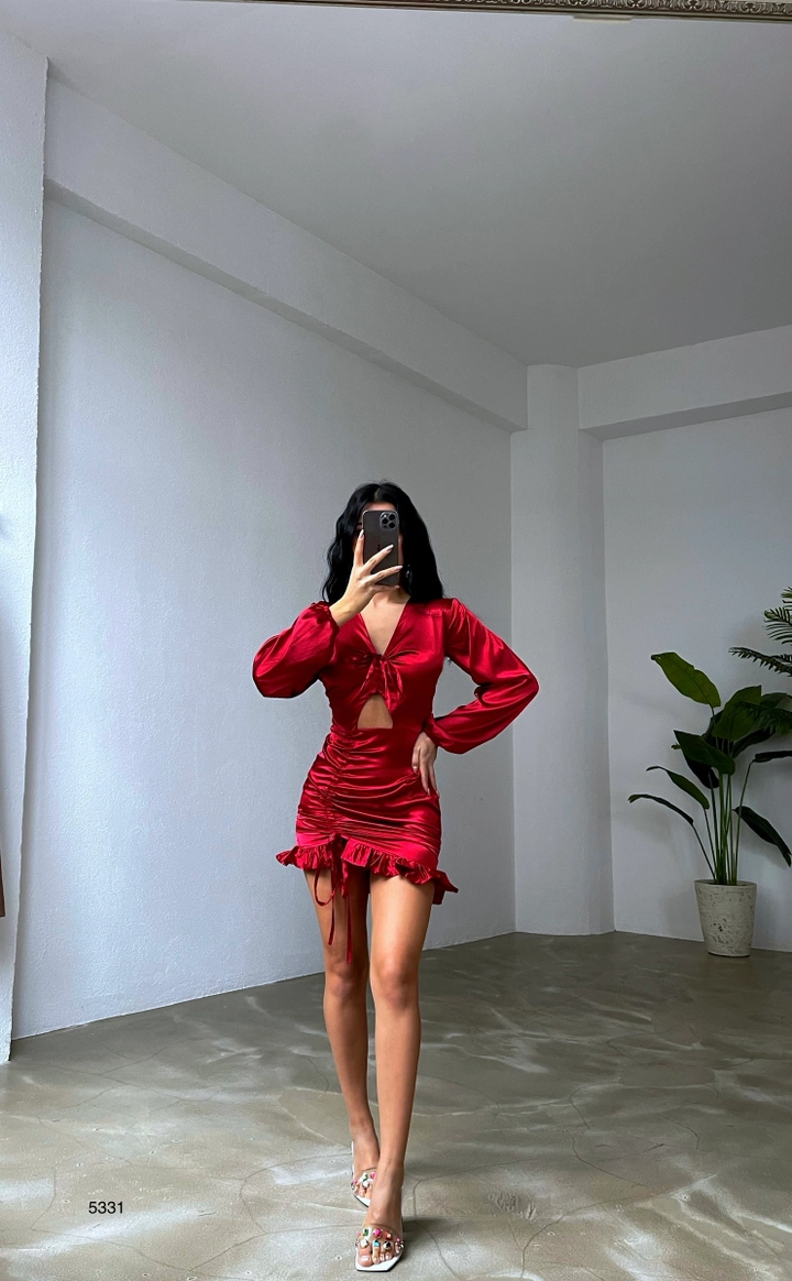 Una modella di abbigliamento all'ingrosso indossa 38374 - Dress - Claret Red, vendita all'ingrosso turca di Vestito di Black Fashion