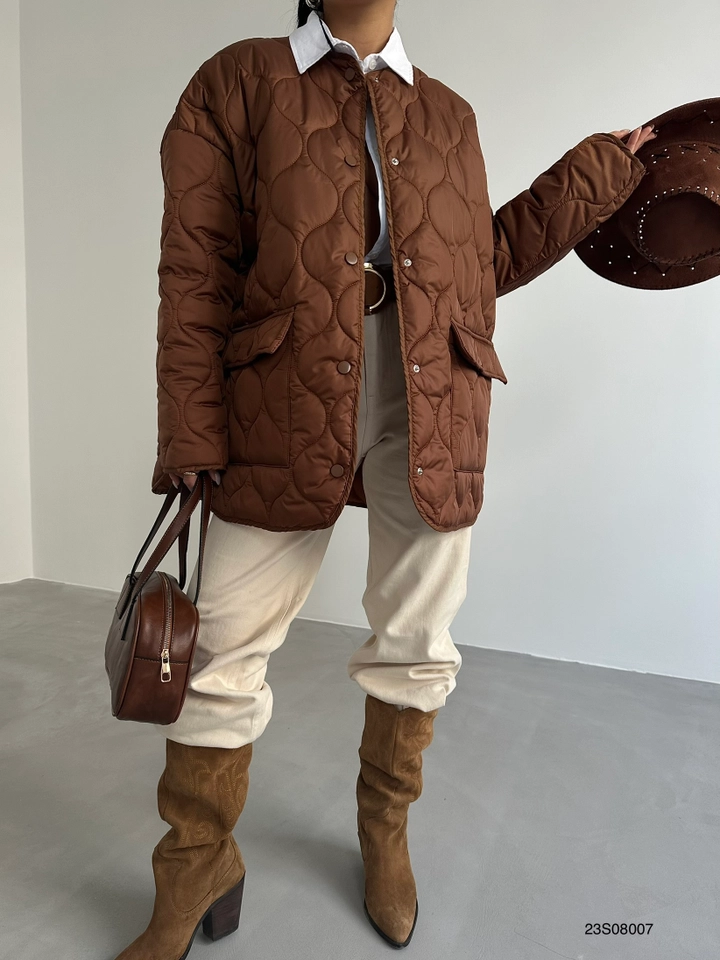 Ένα μοντέλο χονδρικής πώλησης ρούχων φοράει 45118 - Jacket - Brown, τούρκικο Μπουφάν χονδρικής πώλησης από Black Fashion