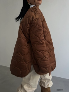 Una modella di abbigliamento all'ingrosso indossa 45118 - Jacket - Brown, vendita all'ingrosso turca di Giacca di Black Fashion