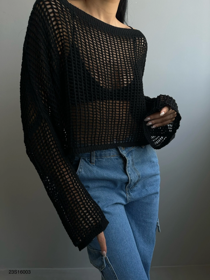 Een kledingmodel uit de groothandel draagt BLA10263 - Knit Knitwear Blouse - Black, Turkse groothandel Trui van Black Fashion