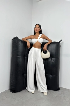 A wholesale clothing model wears bla11304-one-shoulder-asymmetrical-bra-ecru, Turkish wholesale Bustier of Black Fashion