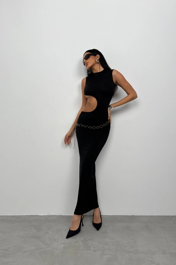 Bir model, Black Fashion toptan giyim markasının  Asimetrik Bel Kemerli Uzun Elbise - Siyah
 toptan Elbise ürününü sergiliyor.