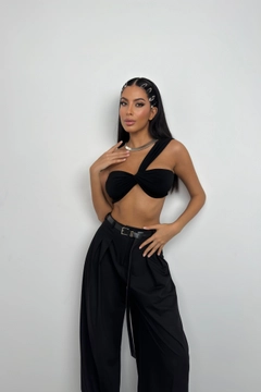 A wholesale clothing model wears bla11316-one-shoulder-asymmetrical-bra-black, Turkish wholesale Bustier of Black Fashion