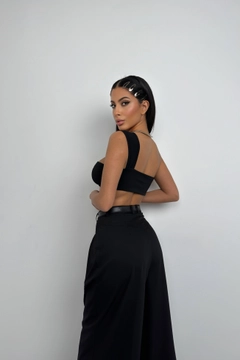A wholesale clothing model wears bla11316-one-shoulder-asymmetrical-bra-black, Turkish wholesale Bustier of Black Fashion