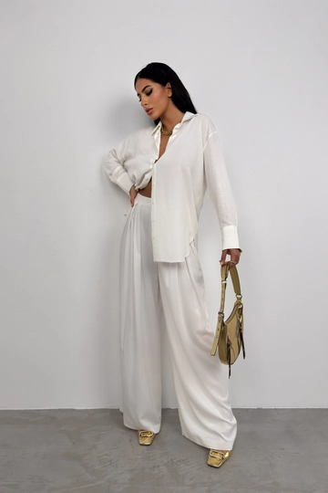 Una modella di abbigliamento all'ingrosso indossa  Camicia oversize in lino - Bianco
, vendita all'ingrosso turca di Camicia di Black Fashion