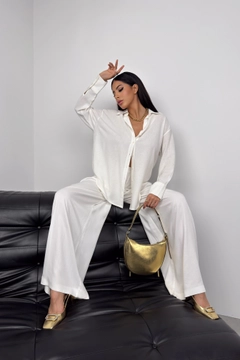 A wholesale clothing model wears bla11384-oversize-linen-shirt-white, Turkish wholesale Shirt of Black Fashion